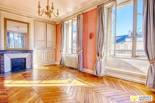 Versailles Notre-Dame place Hoche Appartement 4 pièces 80.83 m² carrez situé au 3ème étage d'un immeuble 18ème. €670 000 ** - Référence 27264
