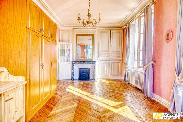 Versailles Notre-Dame place Hoche Appartement 4 pièces 80.83 m² carrez situé au 3ème étage d'un immeuble 18ème. €670 000 ** - Référence 27264
