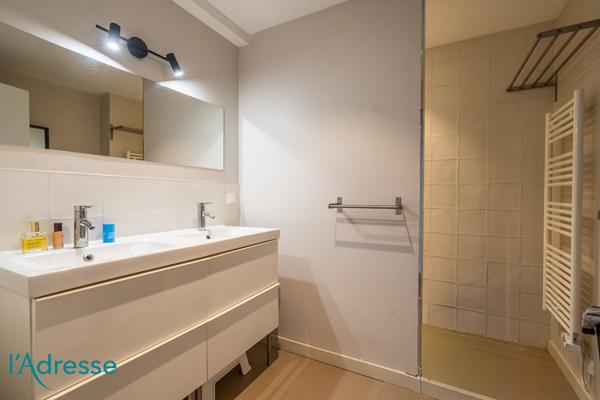 BORDEAUX CHARTRONS - T3 rénové avec terrasse sans vis à vis..