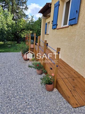 villa de 2001 avec jardin arboré, garage et proximité des commodités.