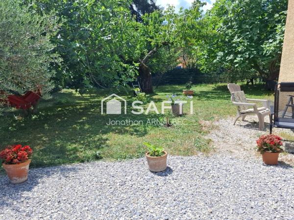 villa de 2001 avec jardin arboré, garage et proximité des commodités.