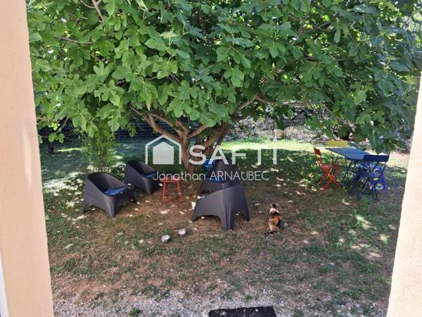 villa de 2001 avec jardin arboré, garage et proximité des commodités.