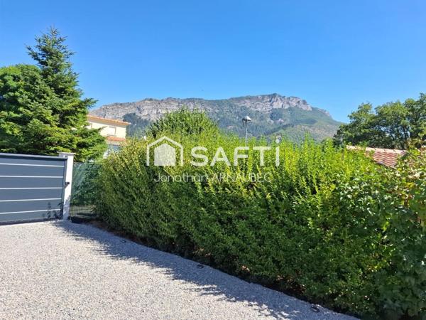 villa de 2001 avec jardin arboré, garage et proximité des commodités.