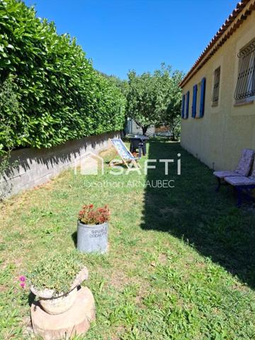 villa de 2001 avec jardin arboré, garage et proximité des commodités.