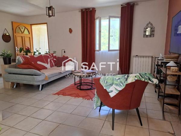 villa de 2001 avec jardin arboré, garage et proximité des commodités.