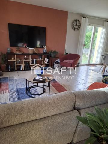 villa de 2001 avec jardin arboré, garage et proximité des commodités.