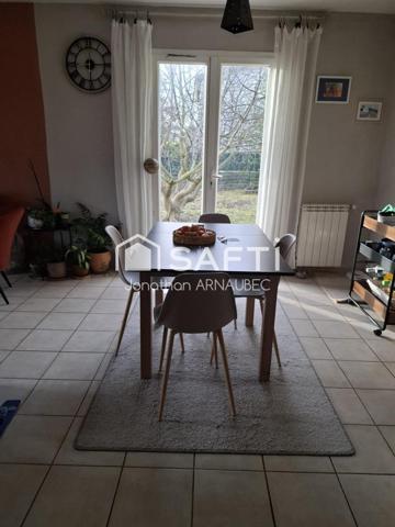 villa de 2001 avec jardin arboré, garage et proximité des commodités.