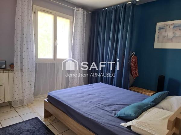 villa de 2001 avec jardin arboré, garage et proximité des commodités.