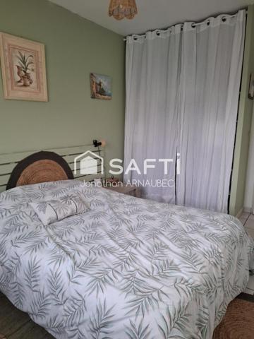 villa de 2001 avec jardin arboré, garage et proximité des commodités.