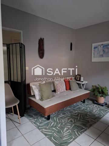 villa de 2001 avec jardin arboré, garage et proximité des commodités.