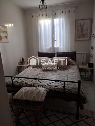 villa de 2001 avec jardin arboré, garage et proximité des commodités.