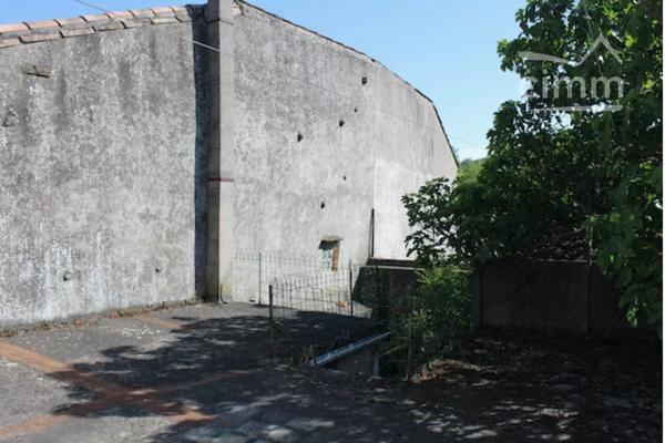 A vendre une maison de village de 133 m² habitables, à rénover en totalité, avec jardin et toit terrasse.