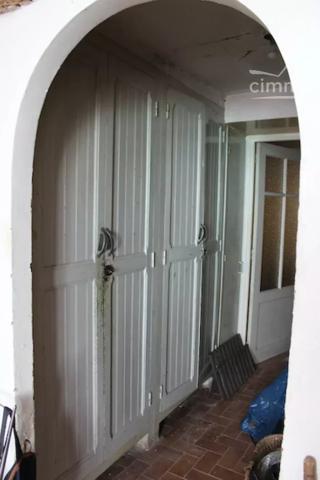A vendre une maison de village de 133 m² habitables, à rénover en totalité, avec jardin et toit terrasse.