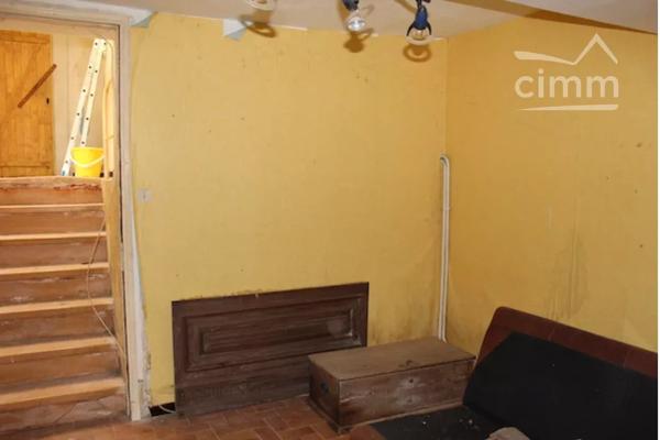 A vendre une maison de village de 133 m² habitables, à rénover en totalité, avec jardin et toit terrasse.