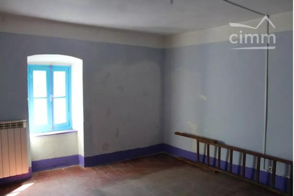 A vendre une maison de village de 133 m² habitables, à rénover en totalité, avec jardin et toit terrasse.