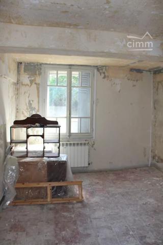 A vendre une maison de village de 133 m² habitables, à rénover en totalité, avec jardin et toit terrasse.