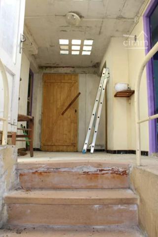 A vendre une maison de village de 133 m² habitables, à rénover en totalité, avec jardin et toit terrasse.