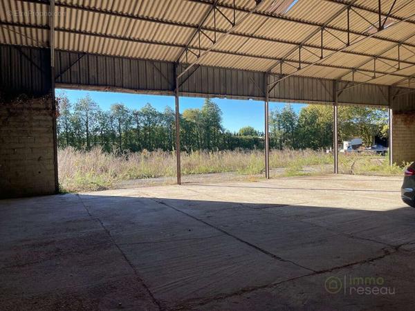 Hangar à LE THOR (84250)