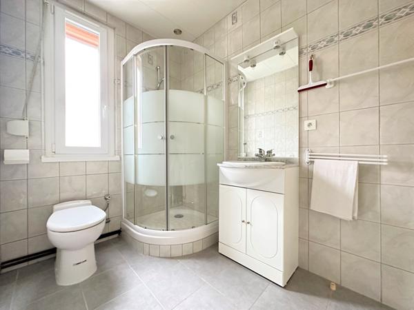 Maison mitoyenne, 4 chambres, garage, véranda, jardin