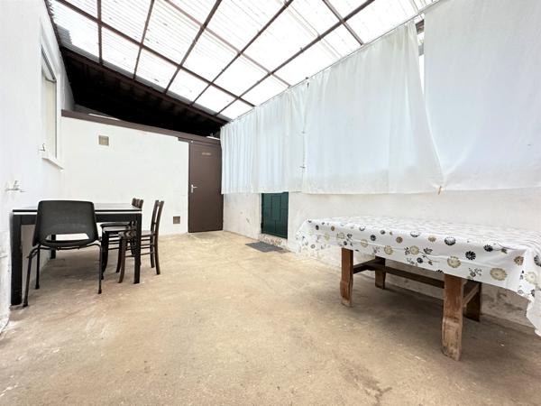 Maison mitoyenne, 4 chambres, garage, véranda, jardin