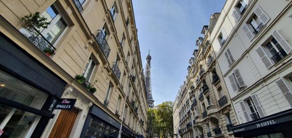Au pied de la Tour Eiffel