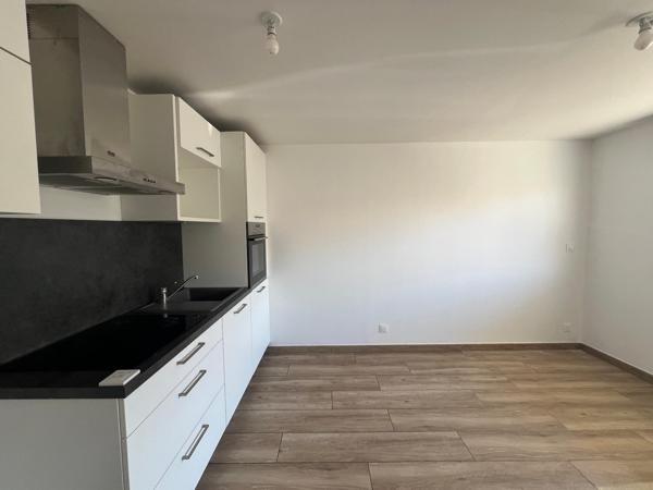 Magnifique studio expo sud non meublé avec parking