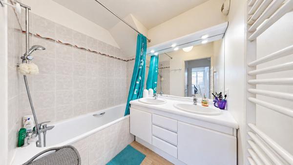 Appartement Vaureal F5 en DUPLEX au COEUR DE VILLE de 75 m2 avec 43 m2 de terrasse et 2 places de parking en sous sol.