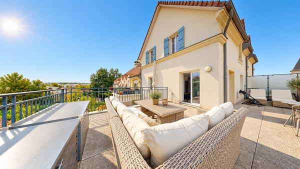 Appartement Vaureal F5 en DUPLEX au COEUR DE VILLE de 75 m2 avec 43 m2 de terrasse et 2 places de parking en sous sol.
