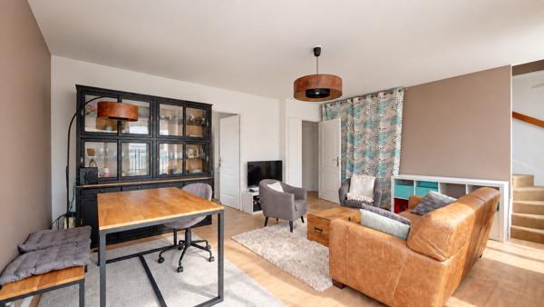 Appartement Vaureal F5 en DUPLEX au COEUR DE VILLE de 75 m2 avec 43 m2 de terrasse et 2 places de parking en sous sol.