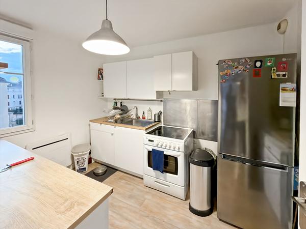 Appartement Vaureal F5 en DUPLEX au COEUR DE VILLE de 75 m2 avec 43 m2 de terrasse et 2 places de parking en sous sol.