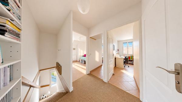 Appartement Vaureal F5 en DUPLEX au COEUR DE VILLE de 75 m2 avec 43 m2 de terrasse et 2 places de parking en sous sol.