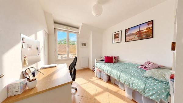 Appartement Vaureal F5 en DUPLEX au COEUR DE VILLE de 75 m2 avec 43 m2 de terrasse et 2 places de parking en sous sol.