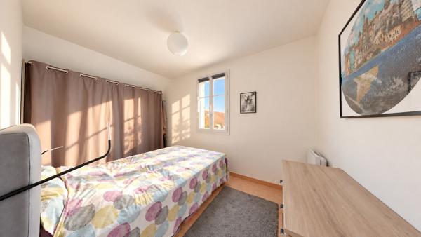 Appartement Vaureal F5 en DUPLEX au COEUR DE VILLE de 75 m2 avec 43 m2 de terrasse et 2 places de parking en sous sol.