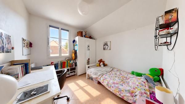 Appartement Vaureal F5 en DUPLEX au COEUR DE VILLE de 75 m2 avec 43 m2 de terrasse et 2 places de parking en sous sol.