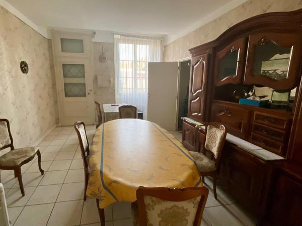 Immeuble avec appartements et commerces