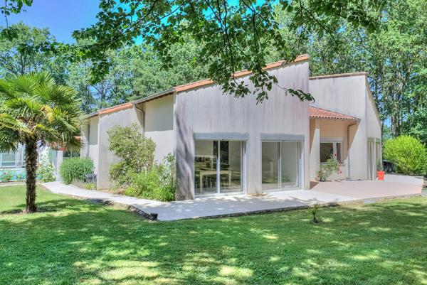Maison d'architecte de 1984 - 180 m² - Propriété boisée aux portes de VIHIERS (49310)