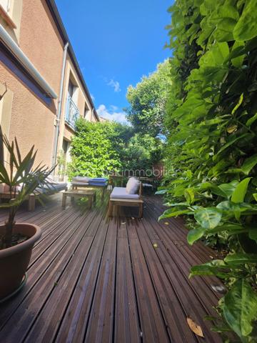 Découvrez cette maison mitoyenne d'exception à l'ambiance
chaleureuse et lumineuse !
🏡 Une maison qui respire la convivialité et le charme
Située dans le quartier des Minimes Nadège SENGMANIVONG
vous propose cette maison mitoyenne d'un seul côté en
copropriété avec faible charge (40 euros par mois), baignée par
la douce lumière du sud-ouest. Construite en 1987 et
entièrement rénovée en 2020, cette demeure allie charme
traditionnel et modernité pour vous offrir un cadre de vie
exceptionnel.
Avec ses grandes ouvertures en bois et son double vitrage,
cette maison capte la lumière naturelle toute la journée, créant
une atmosphère douce et apaisante. Les soirées d'été se
prolongent sur la terrasse de 45m², idéale pour des dîners en
famille ou entre amis.
Au rez-de-chaussée, le séjour de 44m² spacieux et lumineux
s'ouvre sur la terrasse grâce à ses deux portes fenêtres. Parfait
pour recevoir ou simplement pro ter de moments de détente en
famille, ce grand espace est le cœur battant de la maison. La
cuisine américaine aménagée et équipée est un véritable atout :
fonctionnelle et élégante, elle s'intègre parfaitement à l'espace
de vie et facilite les échanges pendant la préparation des repas.
À l'étage, trois chambres lumineuses vous attendent, dont une
chambre parentale avec son grand dressing ainsi qu'une salle
de bain moderne et fonctionnelle.
Le terrain de 155m², entièrement clos, vous o re un jardin
privatif où vous pourrez cultiver vos plantes préférées ou
simplement vous détendre sur la terrasse en bois exotique et
son store banne installée en 2021. Avec ses 89m² de surface
habitable, cette maison est parfaitement adaptée aux familles
ou aux couples souhaitant un espace de vie généreux sans
entretien excessif.
Cette maison située pour pro ter des commodités du quotidien.
À moins de 10 minutes à pied, vous trouverez supermarchés,
écoles et transports en commun, Ne laissez pas passer cette
opportunité de vivre dans une maison où il fait bon vivre, alliant
esthétique, fonctionnalité et charme.
Les +
2 places de stationnement extérieurs privatives + prise de
recharge pour voiture électrique
clim au RDC
clim gainable à l'étage
cellier
cumulus de 2024
fibre
alarme
métro Barrière de Paris + proche de la future ligne C
pas de procédure en cour
Prix : 384 900€ FAI charge vendeur
DPE C
GES A
Estimation des coûts annuels : entre 1 060 € et 1 490 € par an
Prix moyens des énergies indexés sur les années 2021, 2022