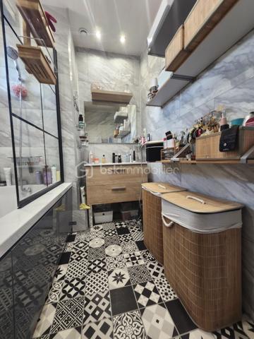 Découvrez cette maison mitoyenne d'exception à l'ambiance
chaleureuse et lumineuse !
🏡 Une maison qui respire la convivialité et le charme
Située dans le quartier des Minimes Nadège SENGMANIVONG
vous propose cette maison mitoyenne d'un seul côté en
copropriété avec faible charge (40 euros par mois), baignée par
la douce lumière du sud-ouest. Construite en 1987 et
entièrement rénovée en 2020, cette demeure allie charme
traditionnel et modernité pour vous offrir un cadre de vie
exceptionnel.
Avec ses grandes ouvertures en bois et son double vitrage,
cette maison capte la lumière naturelle toute la journée, créant
une atmosphère douce et apaisante. Les soirées d'été se
prolongent sur la terrasse de 45m², idéale pour des dîners en
famille ou entre amis.
Au rez-de-chaussée, le séjour de 44m² spacieux et lumineux
s'ouvre sur la terrasse grâce à ses deux portes fenêtres. Parfait
pour recevoir ou simplement pro ter de moments de détente en
famille, ce grand espace est le cœur battant de la maison. La
cuisine américaine aménagée et équipée est un véritable atout :
fonctionnelle et élégante, elle s'intègre parfaitement à l'espace
de vie et facilite les échanges pendant la préparation des repas.
À l'étage, trois chambres lumineuses vous attendent, dont une
chambre parentale avec son grand dressing ainsi qu'une salle
de bain moderne et fonctionnelle.
Le terrain de 155m², entièrement clos, vous o re un jardin
privatif où vous pourrez cultiver vos plantes préférées ou
simplement vous détendre sur la terrasse en bois exotique et
son store banne installée en 2021. Avec ses 89m² de surface
habitable, cette maison est parfaitement adaptée aux familles
ou aux couples souhaitant un espace de vie généreux sans
entretien excessif.
Cette maison située pour pro ter des commodités du quotidien.
À moins de 10 minutes à pied, vous trouverez supermarchés,
écoles et transports en commun, Ne laissez pas passer cette
opportunité de vivre dans une maison où il fait bon vivre, alliant
esthétique, fonctionnalité et charme.
Les +
2 places de stationnement extérieurs privatives + prise de
recharge pour voiture électrique
clim au RDC
clim gainable à l'étage
cellier
cumulus de 2024
fibre
alarme
métro Barrière de Paris + proche de la future ligne C
pas de procédure en cour
Prix : 384 900€ FAI charge vendeur
DPE C
GES A
Estimation des coûts annuels : entre 1 060 € et 1 490 € par an
Prix moyens des énergies indexés sur les années 2021, 2022