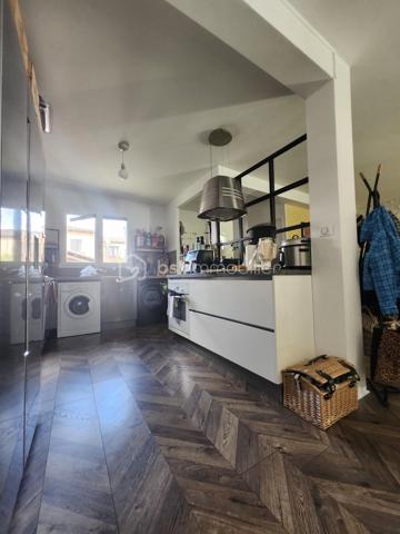 Découvrez cette maison mitoyenne d'exception à l'ambiance
chaleureuse et lumineuse !
🏡 Une maison qui respire la convivialité et le charme
Située dans le quartier des Minimes Nadège SENGMANIVONG
vous propose cette maison mitoyenne d'un seul côté en
copropriété avec faible charge (40 euros par mois), baignée par
la douce lumière du sud-ouest. Construite en 1987 et
entièrement rénovée en 2020, cette demeure allie charme
traditionnel et modernité pour vous offrir un cadre de vie
exceptionnel.
Avec ses grandes ouvertures en bois et son double vitrage,
cette maison capte la lumière naturelle toute la journée, créant
une atmosphère douce et apaisante. Les soirées d'été se
prolongent sur la terrasse de 45m², idéale pour des dîners en
famille ou entre amis.
Au rez-de-chaussée, le séjour de 44m² spacieux et lumineux
s'ouvre sur la terrasse grâce à ses deux portes fenêtres. Parfait
pour recevoir ou simplement pro ter de moments de détente en
famille, ce grand espace est le cœur battant de la maison. La
cuisine américaine aménagée et équipée est un véritable atout :
fonctionnelle et élégante, elle s'intègre parfaitement à l'espace
de vie et facilite les échanges pendant la préparation des repas.
À l'étage, trois chambres lumineuses vous attendent, dont une
chambre parentale avec son grand dressing ainsi qu'une salle
de bain moderne et fonctionnelle.
Le terrain de 155m², entièrement clos, vous o re un jardin
privatif où vous pourrez cultiver vos plantes préférées ou
simplement vous détendre sur la terrasse en bois exotique et
son store banne installée en 2021. Avec ses 89m² de surface
habitable, cette maison est parfaitement adaptée aux familles
ou aux couples souhaitant un espace de vie généreux sans
entretien excessif.
Cette maison située pour pro ter des commodités du quotidien.
À moins de 10 minutes à pied, vous trouverez supermarchés,
écoles et transports en commun, Ne laissez pas passer cette
opportunité de vivre dans une maison où il fait bon vivre, alliant
esthétique, fonctionnalité et charme.
Les +
2 places de stationnement extérieurs privatives + prise de
recharge pour voiture électrique
clim au RDC
clim gainable à l'étage
cellier
cumulus de 2024
fibre
alarme
métro Barrière de Paris + proche de la future ligne C
pas de procédure en cour
Prix : 384 900€ FAI charge vendeur
DPE C
GES A
Estimation des coûts annuels : entre 1 060 € et 1 490 € par an
Prix moyens des énergies indexés sur les années 2021, 2022