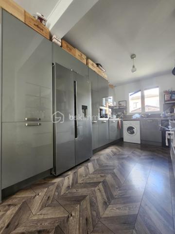 Découvrez cette maison mitoyenne d'exception à l'ambiance
chaleureuse et lumineuse !
🏡 Une maison qui respire la convivialité et le charme
Située dans le quartier des Minimes Nadège SENGMANIVONG
vous propose cette maison mitoyenne d'un seul côté en
copropriété avec faible charge (40 euros par mois), baignée par
la douce lumière du sud-ouest. Construite en 1987 et
entièrement rénovée en 2020, cette demeure allie charme
traditionnel et modernité pour vous offrir un cadre de vie
exceptionnel.
Avec ses grandes ouvertures en bois et son double vitrage,
cette maison capte la lumière naturelle toute la journée, créant
une atmosphère douce et apaisante. Les soirées d'été se
prolongent sur la terrasse de 45m², idéale pour des dîners en
famille ou entre amis.
Au rez-de-chaussée, le séjour de 44m² spacieux et lumineux
s'ouvre sur la terrasse grâce à ses deux portes fenêtres. Parfait
pour recevoir ou simplement pro ter de moments de détente en
famille, ce grand espace est le cœur battant de la maison. La
cuisine américaine aménagée et équipée est un véritable atout :
fonctionnelle et élégante, elle s'intègre parfaitement à l'espace
de vie et facilite les échanges pendant la préparation des repas.
À l'étage, trois chambres lumineuses vous attendent, dont une
chambre parentale avec son grand dressing ainsi qu'une salle
de bain moderne et fonctionnelle.
Le terrain de 155m², entièrement clos, vous o re un jardin
privatif où vous pourrez cultiver vos plantes préférées ou
simplement vous détendre sur la terrasse en bois exotique et
son store banne installée en 2021. Avec ses 89m² de surface
habitable, cette maison est parfaitement adaptée aux familles
ou aux couples souhaitant un espace de vie généreux sans
entretien excessif.
Cette maison située pour pro ter des commodités du quotidien.
À moins de 10 minutes à pied, vous trouverez supermarchés,
écoles et transports en commun, Ne laissez pas passer cette
opportunité de vivre dans une maison où il fait bon vivre, alliant
esthétique, fonctionnalité et charme.
Les +
2 places de stationnement extérieurs privatives + prise de
recharge pour voiture électrique
clim au RDC
clim gainable à l'étage
cellier
cumulus de 2024
fibre
alarme
métro Barrière de Paris + proche de la future ligne C
pas de procédure en cour
Prix : 384 900€ FAI charge vendeur
DPE C
GES A
Estimation des coûts annuels : entre 1 060 € et 1 490 € par an
Prix moyens des énergies indexés sur les années 2021, 2022
