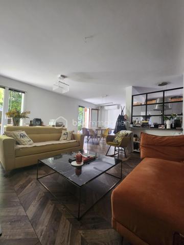 Découvrez cette maison mitoyenne d'exception à l'ambiance
chaleureuse et lumineuse !
🏡 Une maison qui respire la convivialité et le charme
Située dans le quartier des Minimes Nadège SENGMANIVONG
vous propose cette maison mitoyenne d'un seul côté en
copropriété avec faible charge (40 euros par mois), baignée par
la douce lumière du sud-ouest. Construite en 1987 et
entièrement rénovée en 2020, cette demeure allie charme
traditionnel et modernité pour vous offrir un cadre de vie
exceptionnel.
Avec ses grandes ouvertures en bois et son double vitrage,
cette maison capte la lumière naturelle toute la journée, créant
une atmosphère douce et apaisante. Les soirées d'été se
prolongent sur la terrasse de 45m², idéale pour des dîners en
famille ou entre amis.
Au rez-de-chaussée, le séjour de 44m² spacieux et lumineux
s'ouvre sur la terrasse grâce à ses deux portes fenêtres. Parfait
pour recevoir ou simplement pro ter de moments de détente en
famille, ce grand espace est le cœur battant de la maison. La
cuisine américaine aménagée et équipée est un véritable atout :
fonctionnelle et élégante, elle s'intègre parfaitement à l'espace
de vie et facilite les échanges pendant la préparation des repas.
À l'étage, trois chambres lumineuses vous attendent, dont une
chambre parentale avec son grand dressing ainsi qu'une salle
de bain moderne et fonctionnelle.
Le terrain de 155m², entièrement clos, vous o re un jardin
privatif où vous pourrez cultiver vos plantes préférées ou
simplement vous détendre sur la terrasse en bois exotique et
son store banne installée en 2021. Avec ses 89m² de surface
habitable, cette maison est parfaitement adaptée aux familles
ou aux couples souhaitant un espace de vie généreux sans
entretien excessif.
Cette maison située pour pro ter des commodités du quotidien.
À moins de 10 minutes à pied, vous trouverez supermarchés,
écoles et transports en commun, Ne laissez pas passer cette
opportunité de vivre dans une maison où il fait bon vivre, alliant
esthétique, fonctionnalité et charme.
Les +
2 places de stationnement extérieurs privatives + prise de
recharge pour voiture électrique
clim au RDC
clim gainable à l'étage
cellier
cumulus de 2024
fibre
alarme
métro Barrière de Paris + proche de la future ligne C
pas de procédure en cour
Prix : 384 900€ FAI charge vendeur
DPE C
GES A
Estimation des coûts annuels : entre 1 060 € et 1 490 € par an
Prix moyens des énergies indexés sur les années 2021, 2022