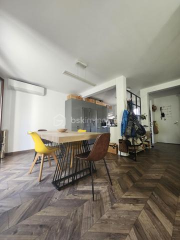 Découvrez cette maison mitoyenne d'exception à l'ambiance
chaleureuse et lumineuse !
🏡 Une maison qui respire la convivialité et le charme
Située dans le quartier des Minimes Nadège SENGMANIVONG
vous propose cette maison mitoyenne d'un seul côté en
copropriété avec faible charge (40 euros par mois), baignée par
la douce lumière du sud-ouest. Construite en 1987 et
entièrement rénovée en 2020, cette demeure allie charme
traditionnel et modernité pour vous offrir un cadre de vie
exceptionnel.
Avec ses grandes ouvertures en bois et son double vitrage,
cette maison capte la lumière naturelle toute la journée, créant
une atmosphère douce et apaisante. Les soirées d'été se
prolongent sur la terrasse de 45m², idéale pour des dîners en
famille ou entre amis.
Au rez-de-chaussée, le séjour de 44m² spacieux et lumineux
s'ouvre sur la terrasse grâce à ses deux portes fenêtres. Parfait
pour recevoir ou simplement pro ter de moments de détente en
famille, ce grand espace est le cœur battant de la maison. La
cuisine américaine aménagée et équipée est un véritable atout :
fonctionnelle et élégante, elle s'intègre parfaitement à l'espace
de vie et facilite les échanges pendant la préparation des repas.
À l'étage, trois chambres lumineuses vous attendent, dont une
chambre parentale avec son grand dressing ainsi qu'une salle
de bain moderne et fonctionnelle.
Le terrain de 155m², entièrement clos, vous o re un jardin
privatif où vous pourrez cultiver vos plantes préférées ou
simplement vous détendre sur la terrasse en bois exotique et
son store banne installée en 2021. Avec ses 89m² de surface
habitable, cette maison est parfaitement adaptée aux familles
ou aux couples souhaitant un espace de vie généreux sans
entretien excessif.
Cette maison située pour pro ter des commodités du quotidien.
À moins de 10 minutes à pied, vous trouverez supermarchés,
écoles et transports en commun, Ne laissez pas passer cette
opportunité de vivre dans une maison où il fait bon vivre, alliant
esthétique, fonctionnalité et charme.
Les +
2 places de stationnement extérieurs privatives + prise de
recharge pour voiture électrique
clim au RDC
clim gainable à l'étage
cellier
cumulus de 2024
fibre
alarme
métro Barrière de Paris + proche de la future ligne C
pas de procédure en cour
Prix : 384 900€ FAI charge vendeur
DPE C
GES A
Estimation des coûts annuels : entre 1 060 € et 1 490 € par an
Prix moyens des énergies indexés sur les années 2021, 2022