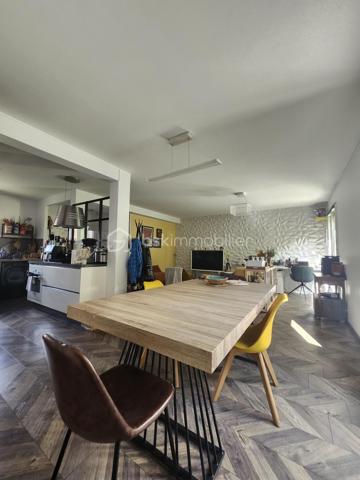 Découvrez cette maison mitoyenne d'exception à l'ambiance
chaleureuse et lumineuse !
🏡 Une maison qui respire la convivialité et le charme
Située dans le quartier des Minimes Nadège SENGMANIVONG
vous propose cette maison mitoyenne d'un seul côté en
copropriété avec faible charge (40 euros par mois), baignée par
la douce lumière du sud-ouest. Construite en 1987 et
entièrement rénovée en 2020, cette demeure allie charme
traditionnel et modernité pour vous offrir un cadre de vie
exceptionnel.
Avec ses grandes ouvertures en bois et son double vitrage,
cette maison capte la lumière naturelle toute la journée, créant
une atmosphère douce et apaisante. Les soirées d'été se
prolongent sur la terrasse de 45m², idéale pour des dîners en
famille ou entre amis.
Au rez-de-chaussée, le séjour de 44m² spacieux et lumineux
s'ouvre sur la terrasse grâce à ses deux portes fenêtres. Parfait
pour recevoir ou simplement pro ter de moments de détente en
famille, ce grand espace est le cœur battant de la maison. La
cuisine américaine aménagée et équipée est un véritable atout :
fonctionnelle et élégante, elle s'intègre parfaitement à l'espace
de vie et facilite les échanges pendant la préparation des repas.
À l'étage, trois chambres lumineuses vous attendent, dont une
chambre parentale avec son grand dressing ainsi qu'une salle
de bain moderne et fonctionnelle.
Le terrain de 155m², entièrement clos, vous o re un jardin
privatif où vous pourrez cultiver vos plantes préférées ou
simplement vous détendre sur la terrasse en bois exotique et
son store banne installée en 2021. Avec ses 89m² de surface
habitable, cette maison est parfaitement adaptée aux familles
ou aux couples souhaitant un espace de vie généreux sans
entretien excessif.
Cette maison située pour pro ter des commodités du quotidien.
À moins de 10 minutes à pied, vous trouverez supermarchés,
écoles et transports en commun, Ne laissez pas passer cette
opportunité de vivre dans une maison où il fait bon vivre, alliant
esthétique, fonctionnalité et charme.
Les +
2 places de stationnement extérieurs privatives + prise de
recharge pour voiture électrique
clim au RDC
clim gainable à l'étage
cellier
cumulus de 2024
fibre
alarme
métro Barrière de Paris + proche de la future ligne C
pas de procédure en cour
Prix : 384 900€ FAI charge vendeur
DPE C
GES A
Estimation des coûts annuels : entre 1 060 € et 1 490 € par an
Prix moyens des énergies indexés sur les années 2021, 2022