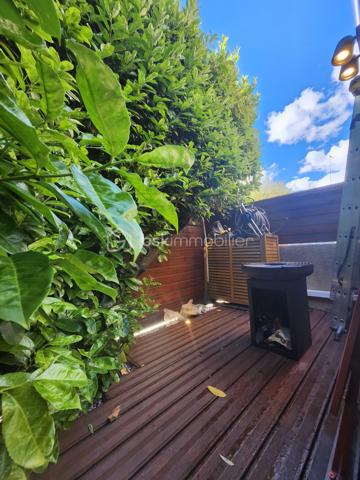 Découvrez cette maison mitoyenne d'exception à l'ambiance
chaleureuse et lumineuse !
🏡 Une maison qui respire la convivialité et le charme
Située dans le quartier des Minimes Nadège SENGMANIVONG
vous propose cette maison mitoyenne d'un seul côté en
copropriété avec faible charge (40 euros par mois), baignée par
la douce lumière du sud-ouest. Construite en 1987 et
entièrement rénovée en 2020, cette demeure allie charme
traditionnel et modernité pour vous offrir un cadre de vie
exceptionnel.
Avec ses grandes ouvertures en bois et son double vitrage,
cette maison capte la lumière naturelle toute la journée, créant
une atmosphère douce et apaisante. Les soirées d'été se
prolongent sur la terrasse de 45m², idéale pour des dîners en
famille ou entre amis.
Au rez-de-chaussée, le séjour de 44m² spacieux et lumineux
s'ouvre sur la terrasse grâce à ses deux portes fenêtres. Parfait
pour recevoir ou simplement pro ter de moments de détente en
famille, ce grand espace est le cœur battant de la maison. La
cuisine américaine aménagée et équipée est un véritable atout :
fonctionnelle et élégante, elle s'intègre parfaitement à l'espace
de vie et facilite les échanges pendant la préparation des repas.
À l'étage, trois chambres lumineuses vous attendent, dont une
chambre parentale avec son grand dressing ainsi qu'une salle
de bain moderne et fonctionnelle.
Le terrain de 155m², entièrement clos, vous o re un jardin
privatif où vous pourrez cultiver vos plantes préférées ou
simplement vous détendre sur la terrasse en bois exotique et
son store banne installée en 2021. Avec ses 89m² de surface
habitable, cette maison est parfaitement adaptée aux familles
ou aux couples souhaitant un espace de vie généreux sans
entretien excessif.
Cette maison située pour pro ter des commodités du quotidien.
À moins de 10 minutes à pied, vous trouverez supermarchés,
écoles et transports en commun, Ne laissez pas passer cette
opportunité de vivre dans une maison où il fait bon vivre, alliant
esthétique, fonctionnalité et charme.
Les +
2 places de stationnement extérieurs privatives + prise de
recharge pour voiture électrique
clim au RDC
clim gainable à l'étage
cellier
cumulus de 2024
fibre
alarme
métro Barrière de Paris + proche de la future ligne C
pas de procédure en cour
Prix : 384 900€ FAI charge vendeur
DPE C
GES A
Estimation des coûts annuels : entre 1 060 € et 1 490 € par an
Prix moyens des énergies indexés sur les années 2021, 2022