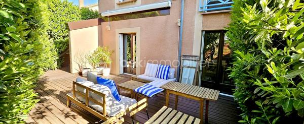 Découvrez cette maison mitoyenne d'exception à l'ambiance
chaleureuse et lumineuse !
🏡 Une maison qui respire la convivialité et le charme
Située dans le quartier des Minimes Nadège SENGMANIVONG
vous propose cette maison mitoyenne d'un seul côté en
copropriété avec faible charge (40 euros par mois), baignée par
la douce lumière du sud-ouest. Construite en 1987 et
entièrement rénovée en 2020, cette demeure allie charme
traditionnel et modernité pour vous offrir un cadre de vie
exceptionnel.
Avec ses grandes ouvertures en bois et son double vitrage,
cette maison capte la lumière naturelle toute la journée, créant
une atmosphère douce et apaisante. Les soirées d'été se
prolongent sur la terrasse de 45m², idéale pour des dîners en
famille ou entre amis.
Au rez-de-chaussée, le séjour de 44m² spacieux et lumineux
s'ouvre sur la terrasse grâce à ses deux portes fenêtres. Parfait
pour recevoir ou simplement pro ter de moments de détente en
famille, ce grand espace est le cœur battant de la maison. La
cuisine américaine aménagée et équipée est un véritable atout :
fonctionnelle et élégante, elle s'intègre parfaitement à l'espace
de vie et facilite les échanges pendant la préparation des repas.
À l'étage, trois chambres lumineuses vous attendent, dont une
chambre parentale avec son grand dressing ainsi qu'une salle
de bain moderne et fonctionnelle.
Le terrain de 155m², entièrement clos, vous o re un jardin
privatif où vous pourrez cultiver vos plantes préférées ou
simplement vous détendre sur la terrasse en bois exotique et
son store banne installée en 2021. Avec ses 89m² de surface
habitable, cette maison est parfaitement adaptée aux familles
ou aux couples souhaitant un espace de vie généreux sans
entretien excessif.
Cette maison située pour pro ter des commodités du quotidien.
À moins de 10 minutes à pied, vous trouverez supermarchés,
écoles et transports en commun, Ne laissez pas passer cette
opportunité de vivre dans une maison où il fait bon vivre, alliant
esthétique, fonctionnalité et charme.
Les +
2 places de stationnement extérieurs privatives + prise de
recharge pour voiture électrique
clim au RDC
clim gainable à l'étage
cellier
cumulus de 2024
fibre
alarme
métro Barrière de Paris + proche de la future ligne C
pas de procédure en cour
Prix : 384 900€ FAI charge vendeur
DPE C
GES A
Estimation des coûts annuels : entre 1 060 € et 1 490 € par an
Prix moyens des énergies indexés sur les années 2021, 2022