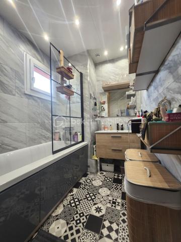 Découvrez cette maison mitoyenne d'exception à l'ambiance
chaleureuse et lumineuse !
🏡 Une maison qui respire la convivialité et le charme
Située dans le quartier des Minimes Nadège SENGMANIVONG
vous propose cette maison mitoyenne d'un seul côté en
copropriété avec faible charge (40 euros par mois), baignée par
la douce lumière du sud-ouest. Construite en 1987 et
entièrement rénovée en 2020, cette demeure allie charme
traditionnel et modernité pour vous offrir un cadre de vie
exceptionnel.
Avec ses grandes ouvertures en bois et son double vitrage,
cette maison capte la lumière naturelle toute la journée, créant
une atmosphère douce et apaisante. Les soirées d'été se
prolongent sur la terrasse de 45m², idéale pour des dîners en
famille ou entre amis.
Au rez-de-chaussée, le séjour de 44m² spacieux et lumineux
s'ouvre sur la terrasse grâce à ses deux portes fenêtres. Parfait
pour recevoir ou simplement pro ter de moments de détente en
famille, ce grand espace est le cœur battant de la maison. La
cuisine américaine aménagée et équipée est un véritable atout :
fonctionnelle et élégante, elle s'intègre parfaitement à l'espace
de vie et facilite les échanges pendant la préparation des repas.
À l'étage, trois chambres lumineuses vous attendent, dont une
chambre parentale avec son grand dressing ainsi qu'une salle
de bain moderne et fonctionnelle.
Le terrain de 155m², entièrement clos, vous o re un jardin
privatif où vous pourrez cultiver vos plantes préférées ou
simplement vous détendre sur la terrasse en bois exotique et
son store banne installée en 2021. Avec ses 89m² de surface
habitable, cette maison est parfaitement adaptée aux familles
ou aux couples souhaitant un espace de vie généreux sans
entretien excessif.
Cette maison située pour pro ter des commodités du quotidien.
À moins de 10 minutes à pied, vous trouverez supermarchés,
écoles et transports en commun, Ne laissez pas passer cette
opportunité de vivre dans une maison où il fait bon vivre, alliant
esthétique, fonctionnalité et charme.
Les +
2 places de stationnement extérieurs privatives + prise de
recharge pour voiture électrique
clim au RDC
clim gainable à l'étage
cellier
cumulus de 2024
fibre
alarme
métro Barrière de Paris + proche de la future ligne C
pas de procédure en cour
Prix : 384 900€ FAI charge vendeur
DPE C
GES A
Estimation des coûts annuels : entre 1 060 € et 1 490 € par an
Prix moyens des énergies indexés sur les années 2021, 2022