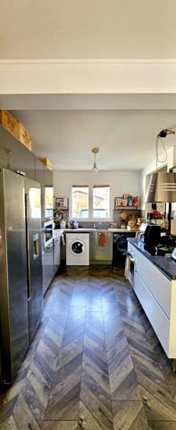 Découvrez cette maison mitoyenne d'exception à l'ambiance
chaleureuse et lumineuse !
🏡 Une maison qui respire la convivialité et le charme
Située dans le quartier des Minimes Nadège SENGMANIVONG
vous propose cette maison mitoyenne d'un seul côté en
copropriété avec faible charge (40 euros par mois), baignée par
la douce lumière du sud-ouest. Construite en 1987 et
entièrement rénovée en 2020, cette demeure allie charme
traditionnel et modernité pour vous offrir un cadre de vie
exceptionnel.
Avec ses grandes ouvertures en bois et son double vitrage,
cette maison capte la lumière naturelle toute la journée, créant
une atmosphère douce et apaisante. Les soirées d'été se
prolongent sur la terrasse de 45m², idéale pour des dîners en
famille ou entre amis.
Au rez-de-chaussée, le séjour de 44m² spacieux et lumineux
s'ouvre sur la terrasse grâce à ses deux portes fenêtres. Parfait
pour recevoir ou simplement pro ter de moments de détente en
famille, ce grand espace est le cœur battant de la maison. La
cuisine américaine aménagée et équipée est un véritable atout :
fonctionnelle et élégante, elle s'intègre parfaitement à l'espace
de vie et facilite les échanges pendant la préparation des repas.
À l'étage, trois chambres lumineuses vous attendent, dont une
chambre parentale avec son grand dressing ainsi qu'une salle
de bain moderne et fonctionnelle.
Le terrain de 155m², entièrement clos, vous o re un jardin
privatif où vous pourrez cultiver vos plantes préférées ou
simplement vous détendre sur la terrasse en bois exotique et
son store banne installée en 2021. Avec ses 89m² de surface
habitable, cette maison est parfaitement adaptée aux familles
ou aux couples souhaitant un espace de vie généreux sans
entretien excessif.
Cette maison située pour pro ter des commodités du quotidien.
À moins de 10 minutes à pied, vous trouverez supermarchés,
écoles et transports en commun, Ne laissez pas passer cette
opportunité de vivre dans une maison où il fait bon vivre, alliant
esthétique, fonctionnalité et charme.
Les +
2 places de stationnement extérieurs privatives + prise de
recharge pour voiture électrique
clim au RDC
clim gainable à l'étage
cellier
cumulus de 2024
fibre
alarme
métro Barrière de Paris + proche de la future ligne C
pas de procédure en cour
Prix : 384 900€ FAI charge vendeur
DPE C
GES A
Estimation des coûts annuels : entre 1 060 € et 1 490 € par an
Prix moyens des énergies indexés sur les années 2021, 2022