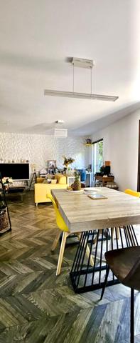 Découvrez cette maison mitoyenne d'exception à l'ambiance
chaleureuse et lumineuse !
🏡 Une maison qui respire la convivialité et le charme
Située dans le quartier des Minimes Nadège SENGMANIVONG
vous propose cette maison mitoyenne d'un seul côté en
copropriété avec faible charge (40 euros par mois), baignée par
la douce lumière du sud-ouest. Construite en 1987 et
entièrement rénovée en 2020, cette demeure allie charme
traditionnel et modernité pour vous offrir un cadre de vie
exceptionnel.
Avec ses grandes ouvertures en bois et son double vitrage,
cette maison capte la lumière naturelle toute la journée, créant
une atmosphère douce et apaisante. Les soirées d'été se
prolongent sur la terrasse de 45m², idéale pour des dîners en
famille ou entre amis.
Au rez-de-chaussée, le séjour de 44m² spacieux et lumineux
s'ouvre sur la terrasse grâce à ses deux portes fenêtres. Parfait
pour recevoir ou simplement pro ter de moments de détente en
famille, ce grand espace est le cœur battant de la maison. La
cuisine américaine aménagée et équipée est un véritable atout :
fonctionnelle et élégante, elle s'intègre parfaitement à l'espace
de vie et facilite les échanges pendant la préparation des repas.
À l'étage, trois chambres lumineuses vous attendent, dont une
chambre parentale avec son grand dressing ainsi qu'une salle
de bain moderne et fonctionnelle.
Le terrain de 155m², entièrement clos, vous o re un jardin
privatif où vous pourrez cultiver vos plantes préférées ou
simplement vous détendre sur la terrasse en bois exotique et
son store banne installée en 2021. Avec ses 89m² de surface
habitable, cette maison est parfaitement adaptée aux familles
ou aux couples souhaitant un espace de vie généreux sans
entretien excessif.
Cette maison située pour pro ter des commodités du quotidien.
À moins de 10 minutes à pied, vous trouverez supermarchés,
écoles et transports en commun, Ne laissez pas passer cette
opportunité de vivre dans une maison où il fait bon vivre, alliant
esthétique, fonctionnalité et charme.
Les +
2 places de stationnement extérieurs privatives + prise de
recharge pour voiture électrique
clim au RDC
clim gainable à l'étage
cellier
cumulus de 2024
fibre
alarme
métro Barrière de Paris + proche de la future ligne C
pas de procédure en cour
Prix : 384 900€ FAI charge vendeur
DPE C
GES A
Estimation des coûts annuels : entre 1 060 € et 1 490 € par an
Prix moyens des énergies indexés sur les années 2021, 2022