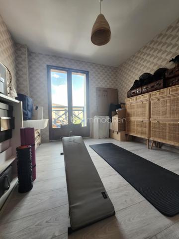Découvrez cette maison mitoyenne d'exception à l'ambiance
chaleureuse et lumineuse !
🏡 Une maison qui respire la convivialité et le charme
Située dans le quartier des Minimes Nadège SENGMANIVONG
vous propose cette maison mitoyenne d'un seul côté en
copropriété avec faible charge (40 euros par mois), baignée par
la douce lumière du sud-ouest. Construite en 1987 et
entièrement rénovée en 2020, cette demeure allie charme
traditionnel et modernité pour vous offrir un cadre de vie
exceptionnel.
Avec ses grandes ouvertures en bois et son double vitrage,
cette maison capte la lumière naturelle toute la journée, créant
une atmosphère douce et apaisante. Les soirées d'été se
prolongent sur la terrasse de 45m², idéale pour des dîners en
famille ou entre amis.
Au rez-de-chaussée, le séjour de 44m² spacieux et lumineux
s'ouvre sur la terrasse grâce à ses deux portes fenêtres. Parfait
pour recevoir ou simplement pro ter de moments de détente en
famille, ce grand espace est le cœur battant de la maison. La
cuisine américaine aménagée et équipée est un véritable atout :
fonctionnelle et élégante, elle s'intègre parfaitement à l'espace
de vie et facilite les échanges pendant la préparation des repas.
À l'étage, trois chambres lumineuses vous attendent, dont une
chambre parentale avec son grand dressing ainsi qu'une salle
de bain moderne et fonctionnelle.
Le terrain de 155m², entièrement clos, vous o re un jardin
privatif où vous pourrez cultiver vos plantes préférées ou
simplement vous détendre sur la terrasse en bois exotique et
son store banne installée en 2021. Avec ses 89m² de surface
habitable, cette maison est parfaitement adaptée aux familles
ou aux couples souhaitant un espace de vie généreux sans
entretien excessif.
Cette maison située pour pro ter des commodités du quotidien.
À moins de 10 minutes à pied, vous trouverez supermarchés,
écoles et transports en commun, Ne laissez pas passer cette
opportunité de vivre dans une maison où il fait bon vivre, alliant
esthétique, fonctionnalité et charme.
Les +
2 places de stationnement extérieurs privatives + prise de
recharge pour voiture électrique
clim au RDC
clim gainable à l'étage
cellier
cumulus de 2024
fibre
alarme
métro Barrière de Paris + proche de la future ligne C
pas de procédure en cour
Prix : 384 900€ FAI charge vendeur
DPE C
GES A
Estimation des coûts annuels : entre 1 060 € et 1 490 € par an
Prix moyens des énergies indexés sur les années 2021, 2022