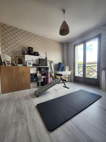 Découvrez cette maison mitoyenne d'exception à l'ambiance
chaleureuse et lumineuse !
🏡 Une maison qui respire la convivialité et le charme
Située dans le quartier des Minimes Nadège SENGMANIVONG
vous propose cette maison mitoyenne d'un seul côté en
copropriété avec faible charge (40 euros par mois), baignée par
la douce lumière du sud-ouest. Construite en 1987 et
entièrement rénovée en 2020, cette demeure allie charme
traditionnel et modernité pour vous offrir un cadre de vie
exceptionnel.
Avec ses grandes ouvertures en bois et son double vitrage,
cette maison capte la lumière naturelle toute la journée, créant
une atmosphère douce et apaisante. Les soirées d'été se
prolongent sur la terrasse de 45m², idéale pour des dîners en
famille ou entre amis.
Au rez-de-chaussée, le séjour de 44m² spacieux et lumineux
s'ouvre sur la terrasse grâce à ses deux portes fenêtres. Parfait
pour recevoir ou simplement pro ter de moments de détente en
famille, ce grand espace est le cœur battant de la maison. La
cuisine américaine aménagée et équipée est un véritable atout :
fonctionnelle et élégante, elle s'intègre parfaitement à l'espace
de vie et facilite les échanges pendant la préparation des repas.
À l'étage, trois chambres lumineuses vous attendent, dont une
chambre parentale avec son grand dressing ainsi qu'une salle
de bain moderne et fonctionnelle.
Le terrain de 155m², entièrement clos, vous o re un jardin
privatif où vous pourrez cultiver vos plantes préférées ou
simplement vous détendre sur la terrasse en bois exotique et
son store banne installée en 2021. Avec ses 89m² de surface
habitable, cette maison est parfaitement adaptée aux familles
ou aux couples souhaitant un espace de vie généreux sans
entretien excessif.
Cette maison située pour pro ter des commodités du quotidien.
À moins de 10 minutes à pied, vous trouverez supermarchés,
écoles et transports en commun, Ne laissez pas passer cette
opportunité de vivre dans une maison où il fait bon vivre, alliant
esthétique, fonctionnalité et charme.
Les +
2 places de stationnement extérieurs privatives + prise de
recharge pour voiture électrique
clim au RDC
clim gainable à l'étage
cellier
cumulus de 2024
fibre
alarme
métro Barrière de Paris + proche de la future ligne C
pas de procédure en cour
Prix : 384 900€ FAI charge vendeur
DPE C
GES A
Estimation des coûts annuels : entre 1 060 € et 1 490 € par an
Prix moyens des énergies indexés sur les années 2021, 2022